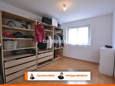 Maison lumineuse avec grande pièce de vie, trois chambres et jardin de 980 m²