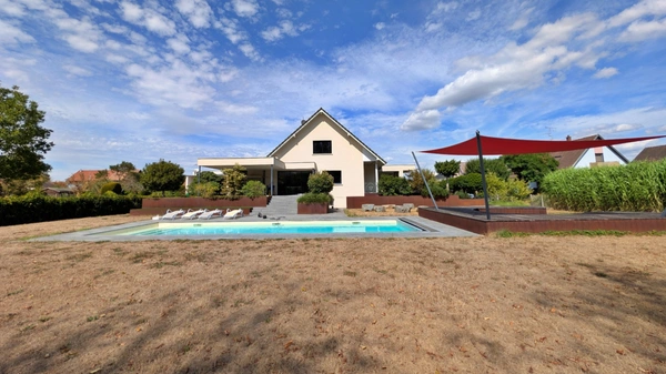 Maison à vendre 9 pièces KEMBS LOECHLE (68).Belle maison contemporaine de 250 m², 14 ares, avec piscine, en lisière de forêt.