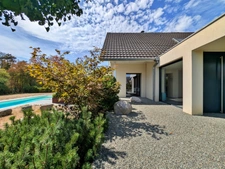 Maison à vendre 9 pièces KEMBS LOECHLE (68).Belle maison contemporaine de 250 m², 14 ares, avec piscine, en lisière de forêt.