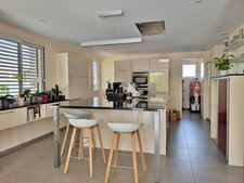 Maison à vendre 9 pièces KEMBS LOECHLE (68).Belle maison contemporaine de 250 m², 14 ares, avec piscine, en lisière de forêt.