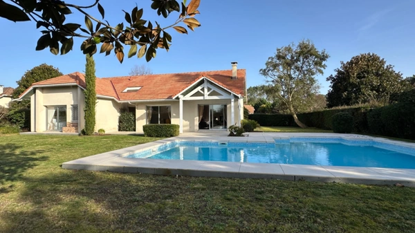 Villa bourgeoise 5/6 pièces au coeur du golf de Pessac