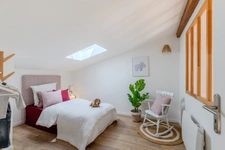 Duplex de charme 4 pièces rénové avec 3 chambres dans immeuble en pierre