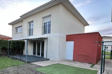 VILLENAVE D'ORNON Bourg : Maison de ville 3 chambres 92m2 avec jardin, garage et place de stationnement.