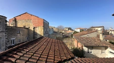 Duplex de charme 4 pièces rénové avec 3 chambres dans immeuble en pierre