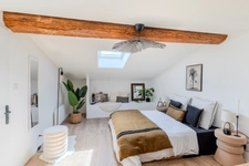 Duplex de charme 4 pièces rénové avec 3 chambres dans immeuble en pierre