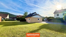 EN EXCLUSIVITÉ à SAULXURES-SUR-MOSELOTTE – Maison récente 117 m² environ au sol (90 m² Carrez) | 3 chambres | Vivable de plain-pied | Terrain plat de 846 m² | Garage | Centre-ville au calme