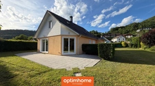 EN EXCLUSIVITÉ à SAULXURES-SUR-MOSELOTTE – Maison récente 117 m² environ au sol (90 m² Carrez) | 3 chambres | Vivable de plain-pied | Terrain plat de 846 m² | Garage | Centre-ville au calme