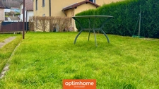 Appartement en rez-de-chaussée d'une petite copropriété, au calme, 3 chambres, jardin attenant et dépendance.