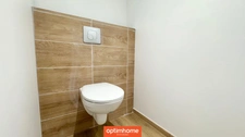 Appartement en rez-de-chaussée, entièrement rénové, lumineux, deux chambres, parkings.