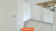 Appartement 1er étage, rénové, lumineux, trois chambres, parkings.