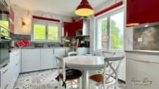 Maison de famille rénovée de 5 chambres, vivable de plain pied, au calme et bien exposée.