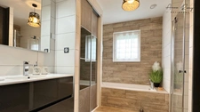 Maison de famille rénovée de 5 chambres, vivable de plain pied, au calme et bien exposée.