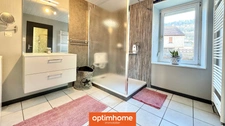 Appartement en rez-de-chaussée d'une petite copropriété, au calme, 3 chambres, jardin attenant et dépendance.