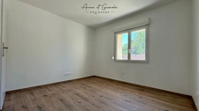 Appartement en rez-de-chaussée, entièrement rénové, lumineux, deux chambres, parkings.