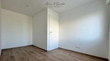 Appartement en rez-de-chaussée, entièrement rénové, lumineux, deux chambres, parkings.