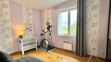 Maison de famille rénovée de 5 chambres, vivable de plain pied, au calme et bien exposée.