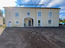 Appartement en rez-de-chaussée, entièrement rénové, lumineux, deux chambres, parkings.