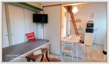 Chalet en bois dans un domaine avec piscine