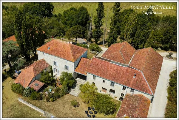 Propriete à vendre 22 pièces proche de AGEN (47) 4 habitations 885 m² + dépendances, 27 ha