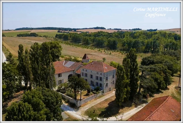 Propriete à vendre 22 pièces proche de AGEN (47) 4 habitations 885 m² + dépendances, 27 ha