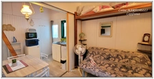 Chalet en bois dans un domaine avec piscine