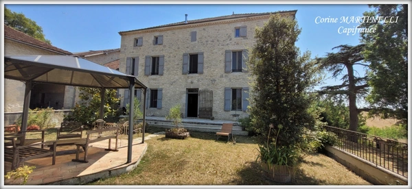 Propriete à vendre 22 pièces proche de AGEN (47) 4 habitations 885 m² + dépendances, 27 ha