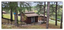 Chalet en bois dans un domaine avec piscine