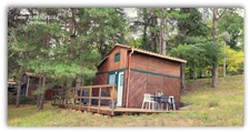 Chalet en bois dans un domaine avec piscine