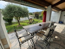 EXCLUSIVITÉ – Charmante maison individuelle de plain-pied avec piscine et 2 garages à Peyruis !