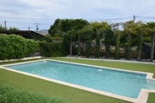 EXCLUSIVITÉ – Charmante maison individuelle de plain-pied avec piscine et 2 garages à Peyruis !