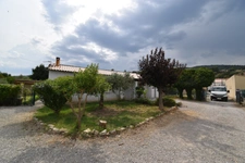 EXCLUSIVITÉ – Charmante maison individuelle de plain-pied avec piscine et 2 garages à Peyruis !