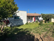 EXCLUSIVITÉ – Charmante maison individuelle de plain-pied avec piscine et 2 garages à Peyruis !