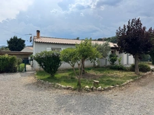 EXCLUSIVITÉ – Charmante maison individuelle de plain-pied avec piscine et 2 garages à Peyruis !