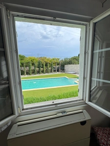 EXCLUSIVITÉ – Charmante maison individuelle de plain-pied avec piscine et 2 garages à Peyruis !