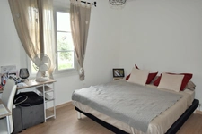 EXCLUSIVITÉ – Charmante maison individuelle de plain-pied avec piscine et 2 garages à Peyruis !