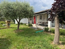 EXCLUSIVITÉ – Charmante maison individuelle de plain-pied avec piscine et 2 garages à Peyruis !