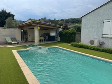 EXCLUSIVITÉ – Charmante maison individuelle de plain-pied avec piscine et 2 garages à Peyruis !