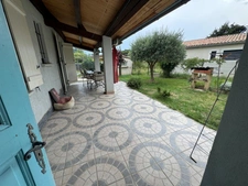 EXCLUSIVITÉ – Charmante maison individuelle de plain-pied avec piscine et 2 garages à Peyruis !