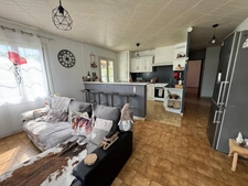 EXCLUSIVITÉ – Charmante maison individuelle de plain-pied avec piscine et 2 garages à Peyruis !