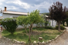 EXCLUSIVITÉ – Charmante maison individuelle de plain-pied avec piscine et 2 garages à Peyruis !