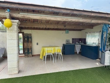 EXCLUSIVITÉ – Charmante maison individuelle de plain-pied avec piscine et 2 garages à Peyruis !