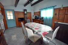 EXCLUSIVITÉ – Charmante maison individuelle de plain-pied avec piscine et 2 garages à Peyruis !