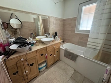 EXCLUSIVITÉ – Charmante maison individuelle de plain-pied avec piscine et 2 garages à Peyruis !