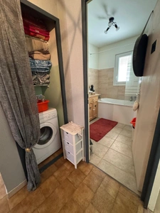 EXCLUSIVITÉ – Charmante maison individuelle de plain-pied avec piscine et 2 garages à Peyruis !