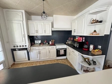 EXCLUSIVITÉ – Charmante maison individuelle de plain-pied avec piscine et 2 garages à Peyruis !
