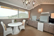  Propriété d’exception, 207 m², 10 pièces, terrain 1 200 m² paysager, piscine, terrasses, vue panoramique.