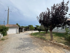 EXCLUSIVITÉ – Charmante maison individuelle de plain-pied avec piscine et 2 garages à Peyruis !