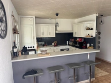 EXCLUSIVITÉ – Charmante maison individuelle de plain-pied avec piscine et 2 garages à Peyruis !