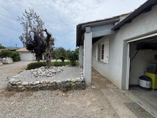 EXCLUSIVITÉ – Charmante maison individuelle de plain-pied avec piscine et 2 garages à Peyruis !