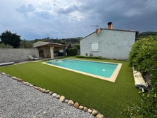 EXCLUSIVITÉ – Charmante maison individuelle de plain-pied avec piscine et 2 garages à Peyruis !